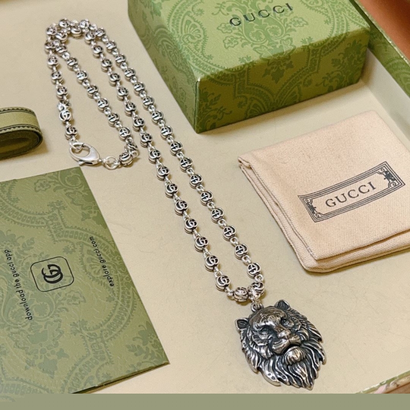 G*u*i necklaces
